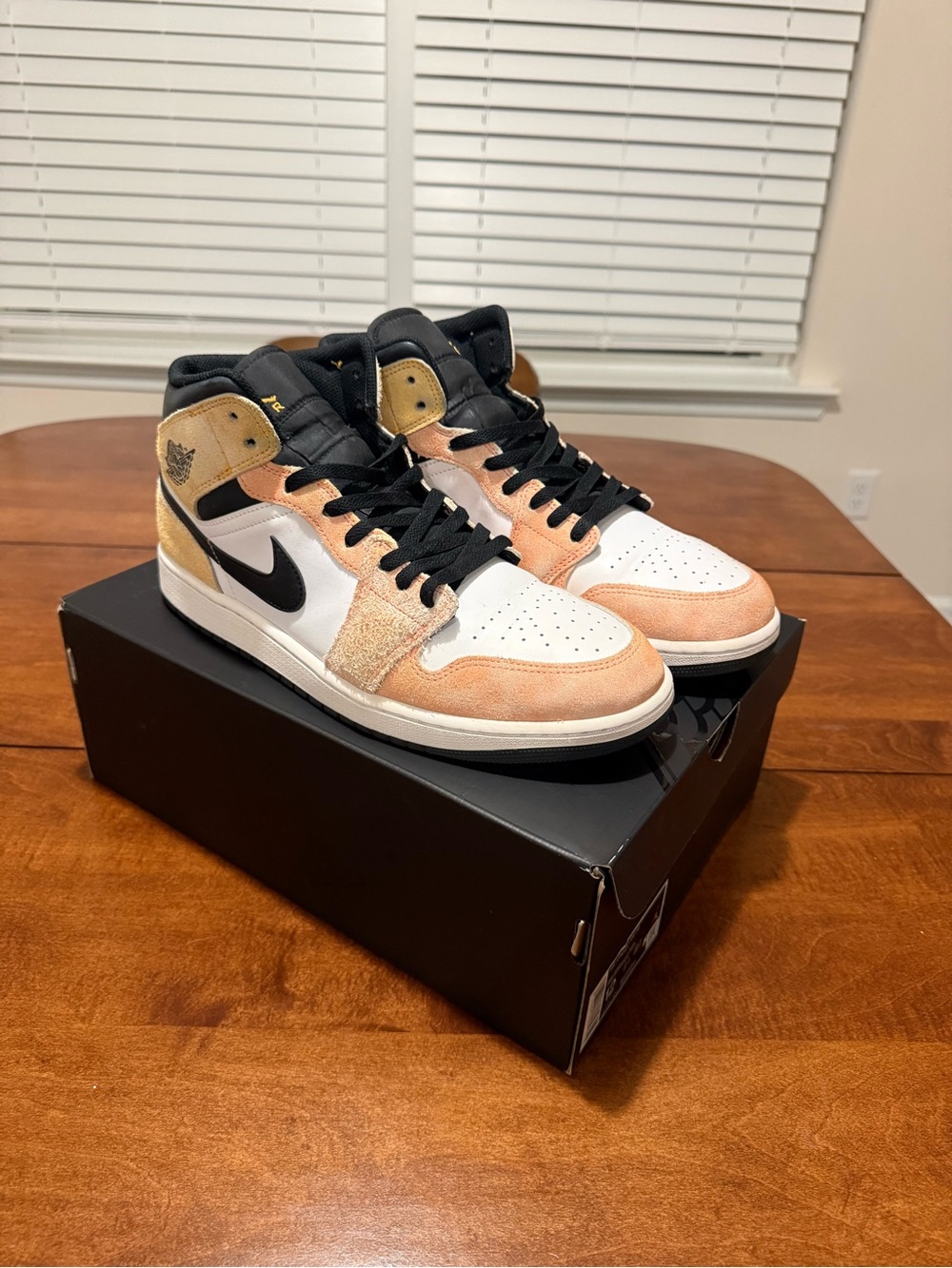 Jordan 1 Mid SE Flight Club